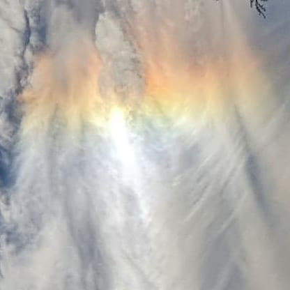 Ein "Wolken - Wunder". Engelsfigur aus Wolken und Nebensonne